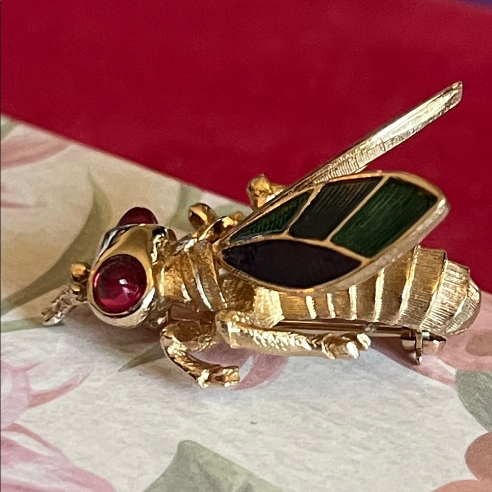 BOUCHER Signed Enameled Lifelike Bee Brooch w/Purple Paste Glass Cabachon Eyes - Picture 4 of 13